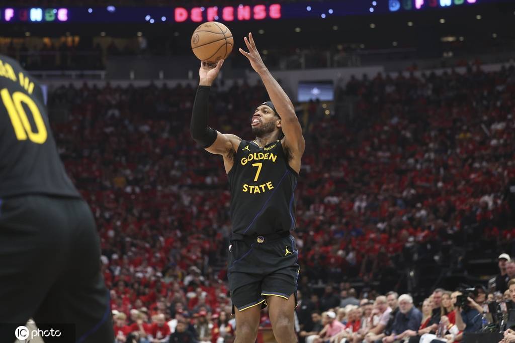 离谱!希尔德开场穿错短裤 暂停返回更衣室更换